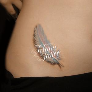 白い羽のタトゥー