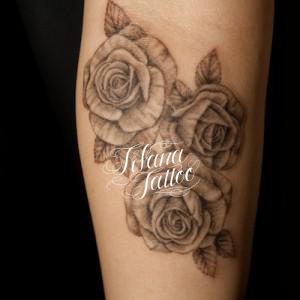 ３輪のバラのタトゥー