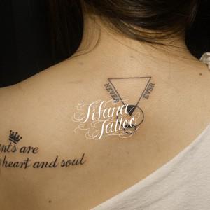 幾何学模様と文字のタトゥー