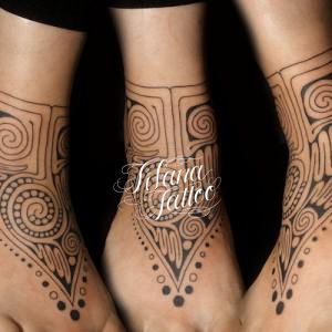 抽象的な幾何学模様のタトゥー