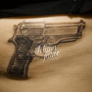 銃のタトゥー