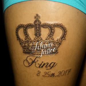 王冠と文字のタトゥー