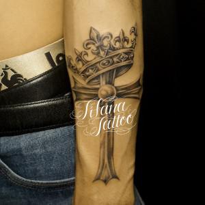 クロスと王冠のタトゥー