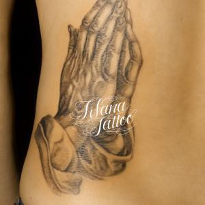 合掌のタトゥー