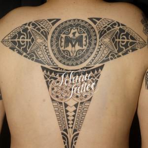 幾何学模様のトライバルタトゥー