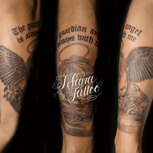 天使と文字のタトゥー