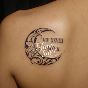 月とローマ数字のタトゥー