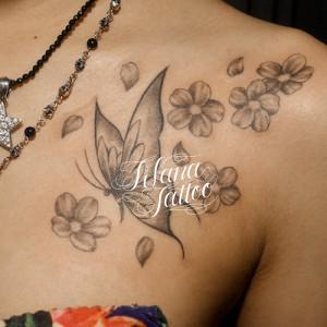 蝶と桜のタトゥー