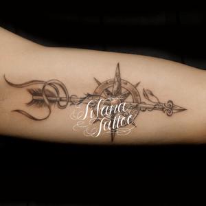 コンパスと矢のタトゥー