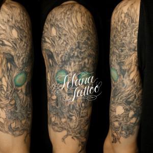 スカルと樹木のタトゥー