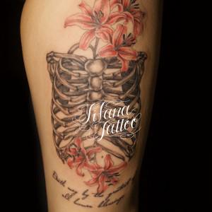 ユリと肋骨のタトゥー