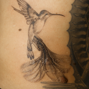 ハチドリのタトゥー