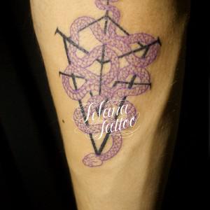 幾何学模様と蛇のタトゥー