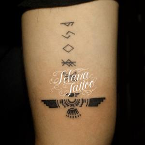 民族柄の鳥と象形文字のタトゥー