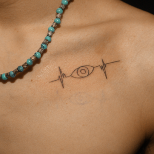 ハートビートと目のタトゥー