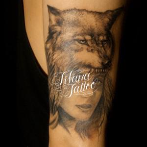 ネイティブの女性のタトゥー