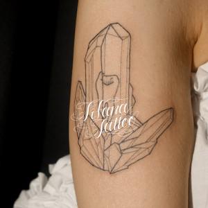 結晶と歯のタトゥー