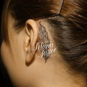 羽のワンポイントタトゥー