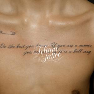 安全ピンと文字のタトゥー