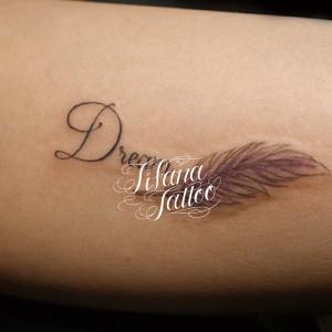 フェザーと文字のタトゥー