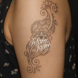 ペイズリー柄のガールズタトゥー