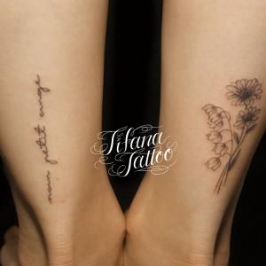 花と文字のタトゥー