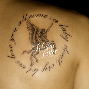 ペガサスと文字のタトゥー