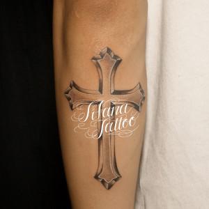 クロスのタトゥー