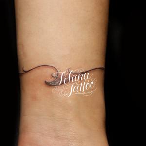 細い唐草模様のタトゥー