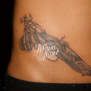 アンティークな銃のタトゥー