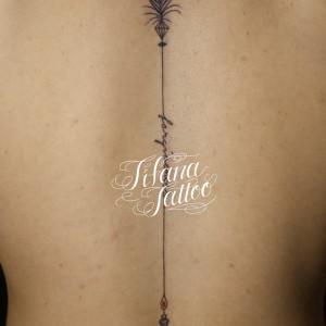 弓矢と文字のタトゥー