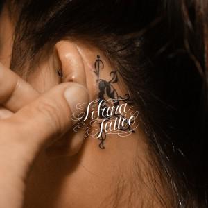 耳のワンポイントタトゥー