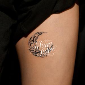 三日月のトライバルタトゥー