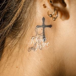 ダブルクロスとイニシャルのタトゥー