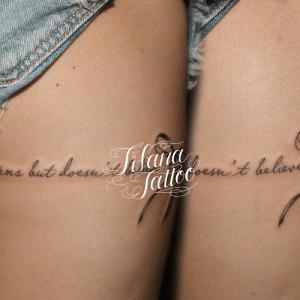 リボンとメッセージのタトゥー