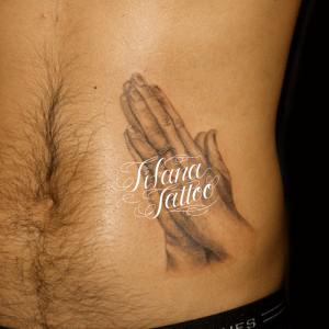 合掌のタトゥー