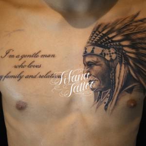 インディアンとレタリングタトゥー