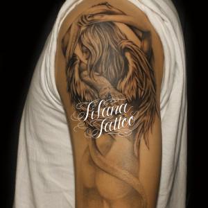 後ろ姿の女神のタトゥー