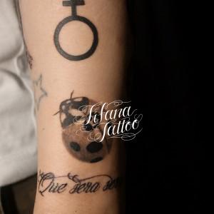 てんとう虫と記号のタトゥー