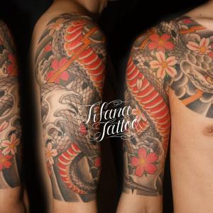 蛇と桜のタトゥー