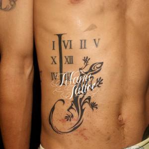 トカゲとローマ数字のタトゥー