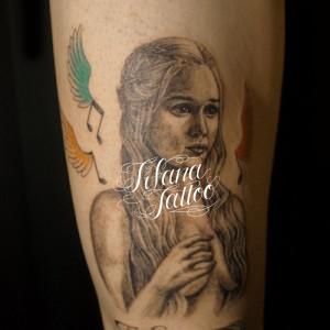 女性|音符|羽|文字のタトゥー