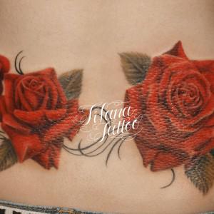 薔薇のガールズタトゥー