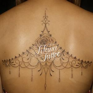 バラとオーナメントタトゥー