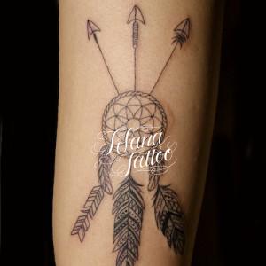ドリームキャッチャーと弓矢のタトゥー