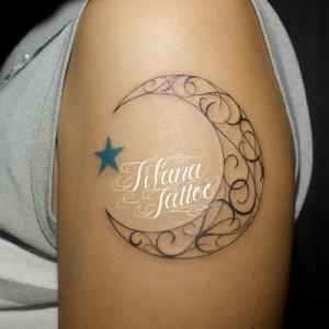 三日月と星のガールズタトゥー