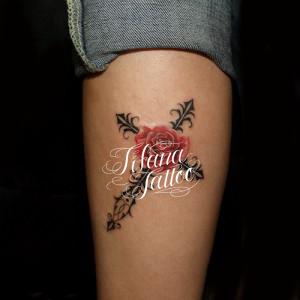 トライバルのクロスと薔薇のタトゥー