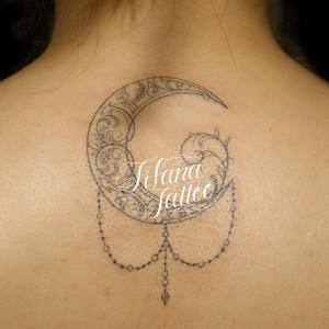 月のラインアート・タトゥー