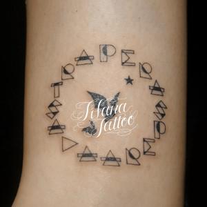 蝙蝠と文字のタトゥー