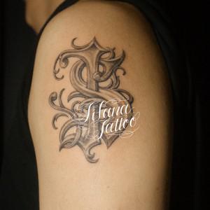 アルファベットを組み合わせたロゴ・タトゥー